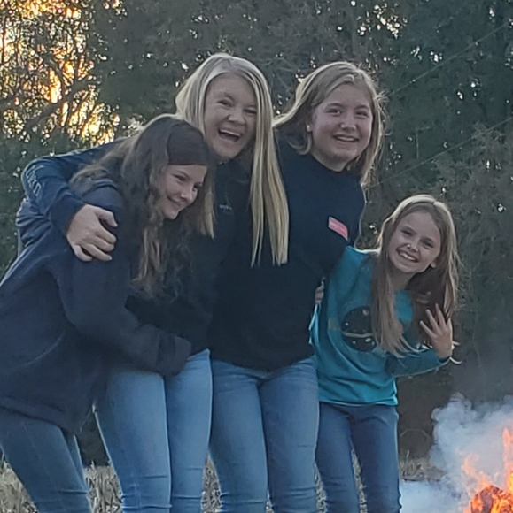 Meet your Posher, Tracy - Picture 2 of 2